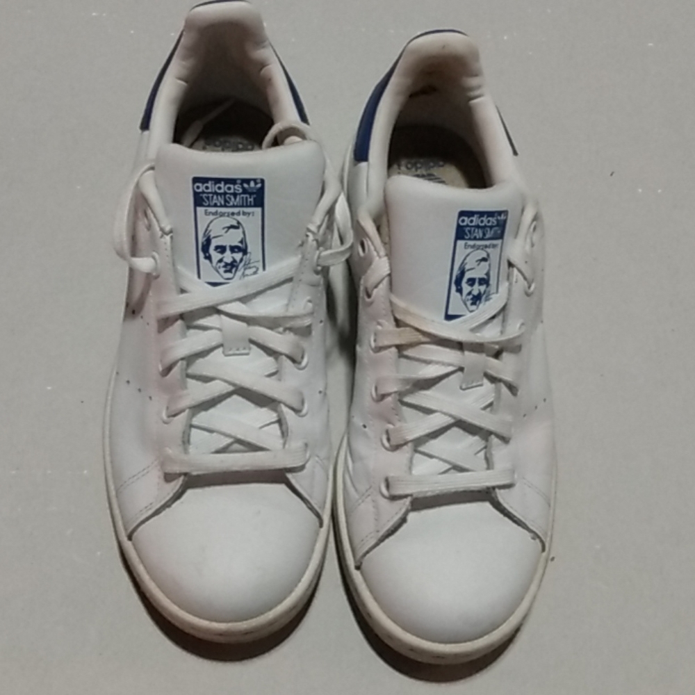 Tennis shoes